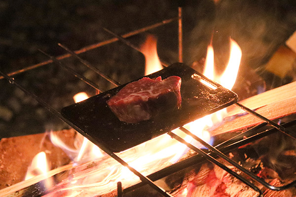 肉を焼く