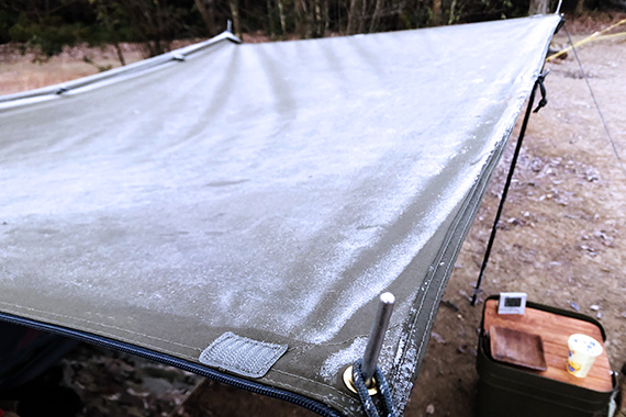 霜が降りたテント